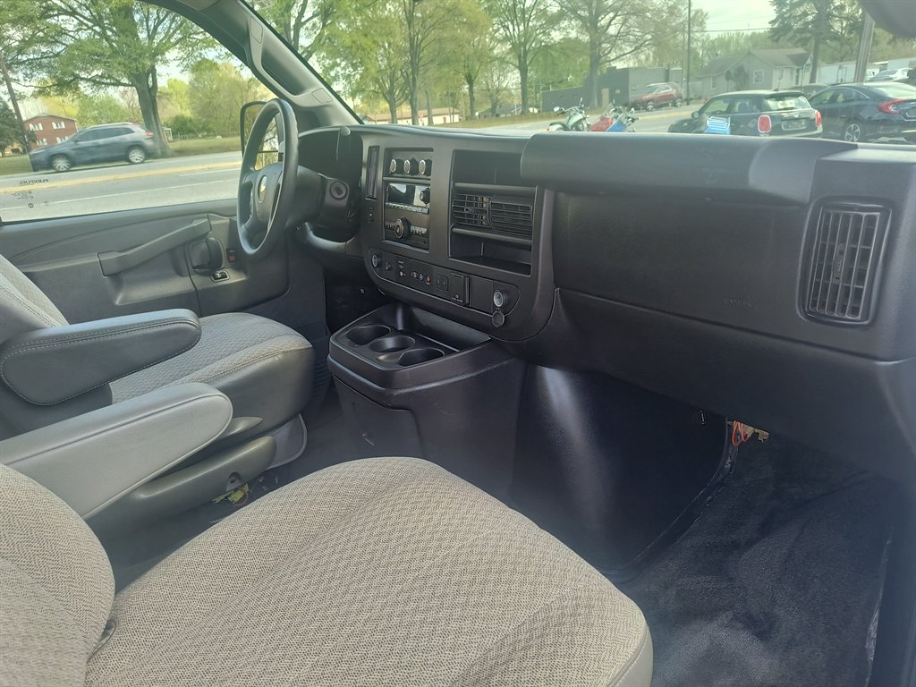 2019 Chevrolet Express Passenger LT - Photo 18
