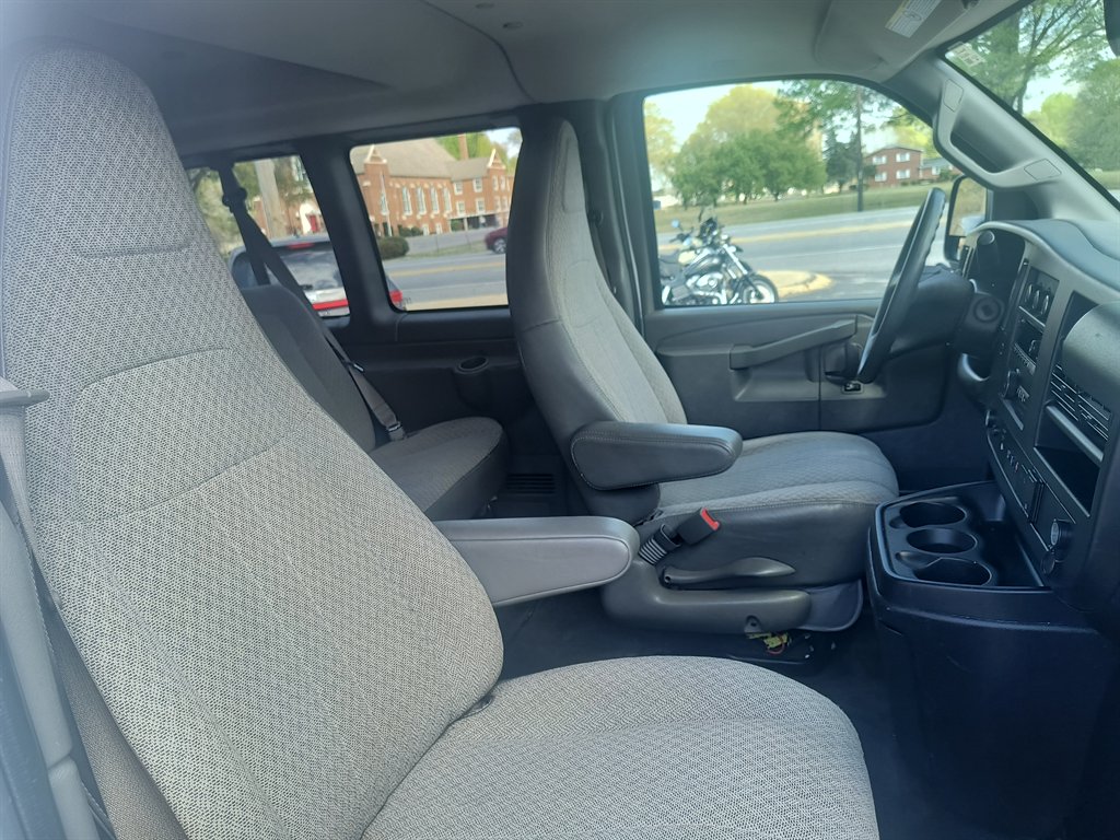 2019 Chevrolet Express Passenger LT - Photo 19
