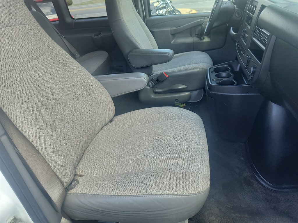 2019 Chevrolet Express Passenger LT - Photo 20