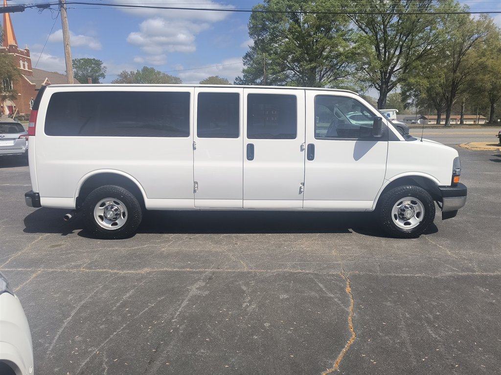 2019 Chevrolet Express Passenger LT - Photo 10