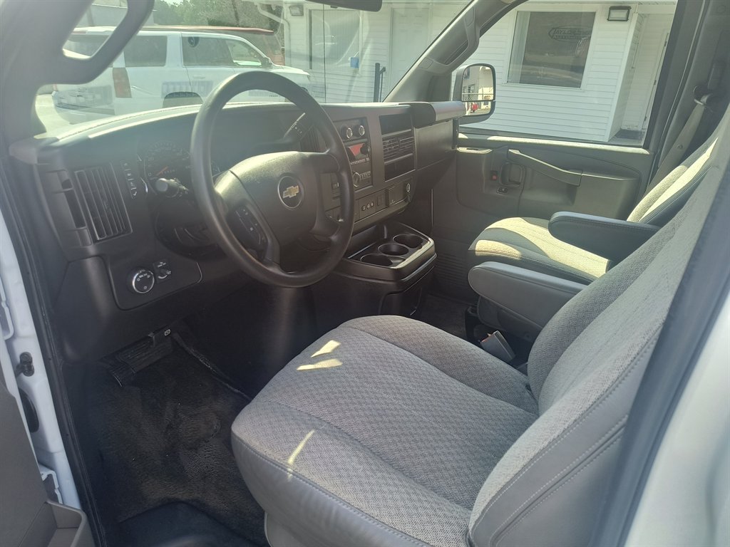 2019 Chevrolet Express Passenger LT - Photo 13