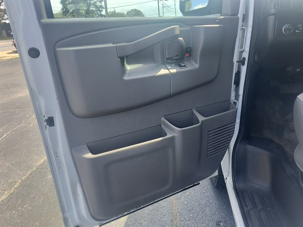 2019 Chevrolet Express Passenger LT - Photo 17