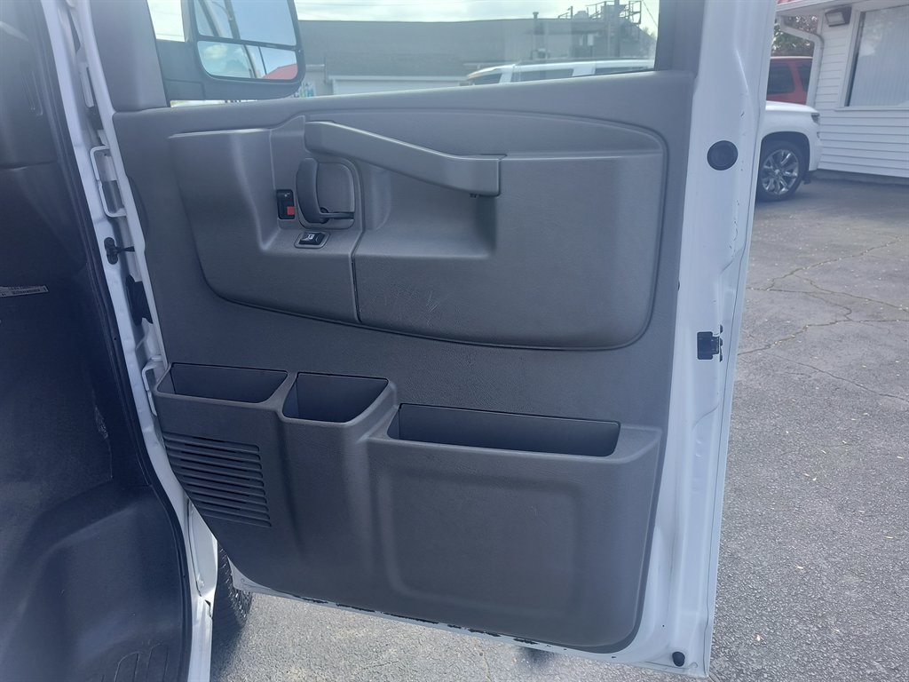 2019 Chevrolet Express Passenger LT - Photo 21