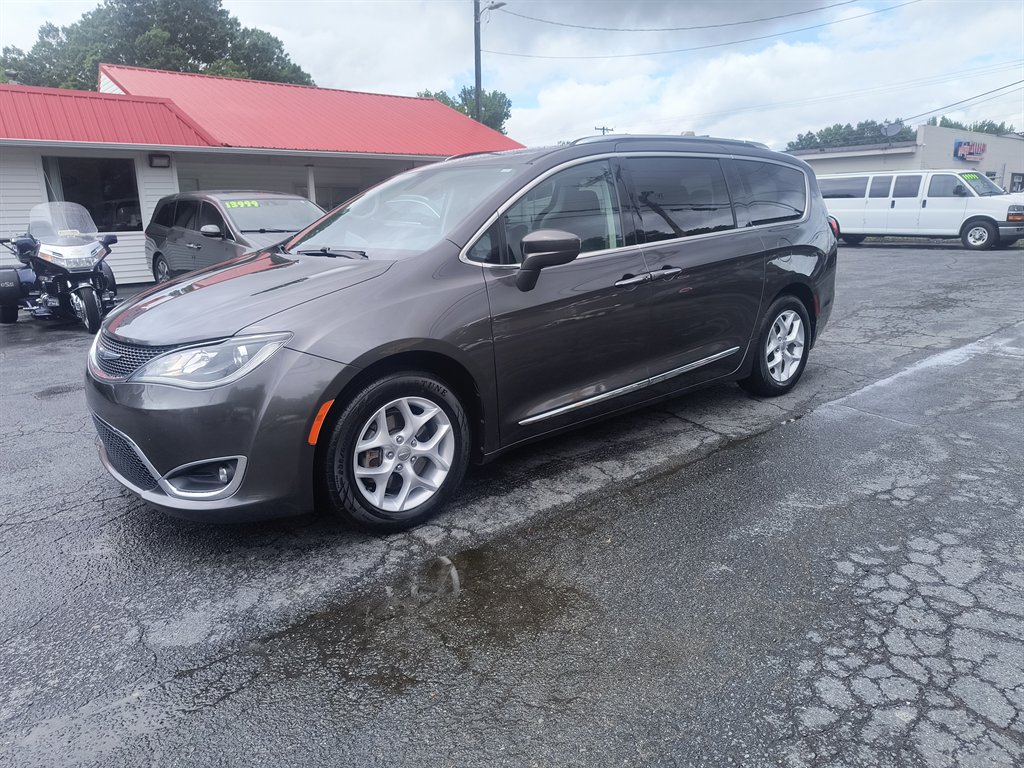 2018 Chrysler Pacifica Touring-L Plus's photo