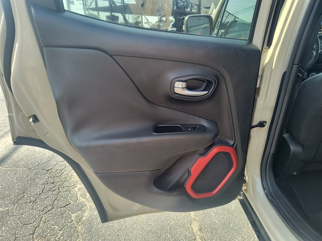2015 Jeep Renegade Trailhawk - Photo 29